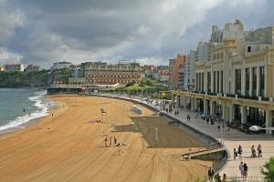 Explore La Grande Plage, Biarritz on attenvo