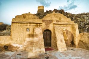 Explore Al Badiyah Mosque, Al Badiyah on attenvo